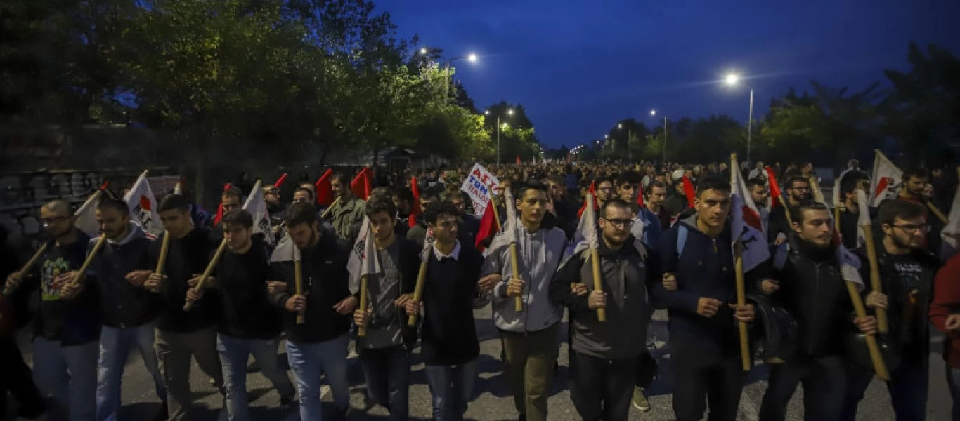Πολυτεχνείο: Σε εξέλιξη η πορεία στην Θεσσαλονίκη - Η Εγνατία παραμένει κλειστή και στα δύο ρεύματα (φωτο)